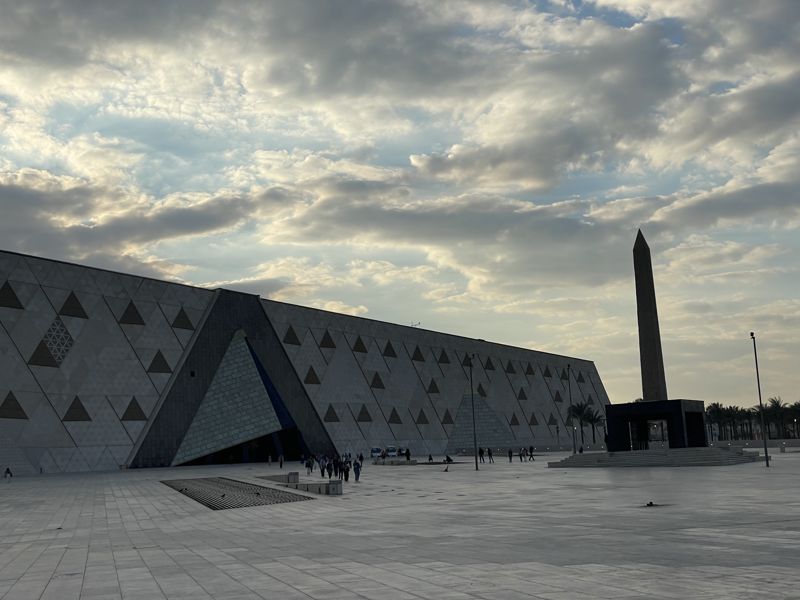 람세스 2세의 오벨리스크 너머로 지난해 11월 정식 개관한 이집트대박물관 건물이 보인다. /사진=서윤경 기자