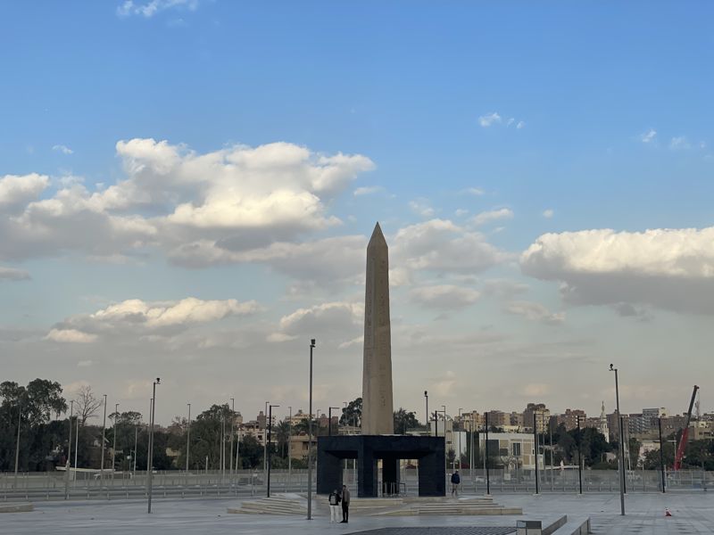 지난해 11월 정식 개관한 이집트대박물관의 첫 번째 유물은 광장 한 가운데 매달리듯 세워진 람세스 2세의 오벨리스크다. /사진=서윤경 기자