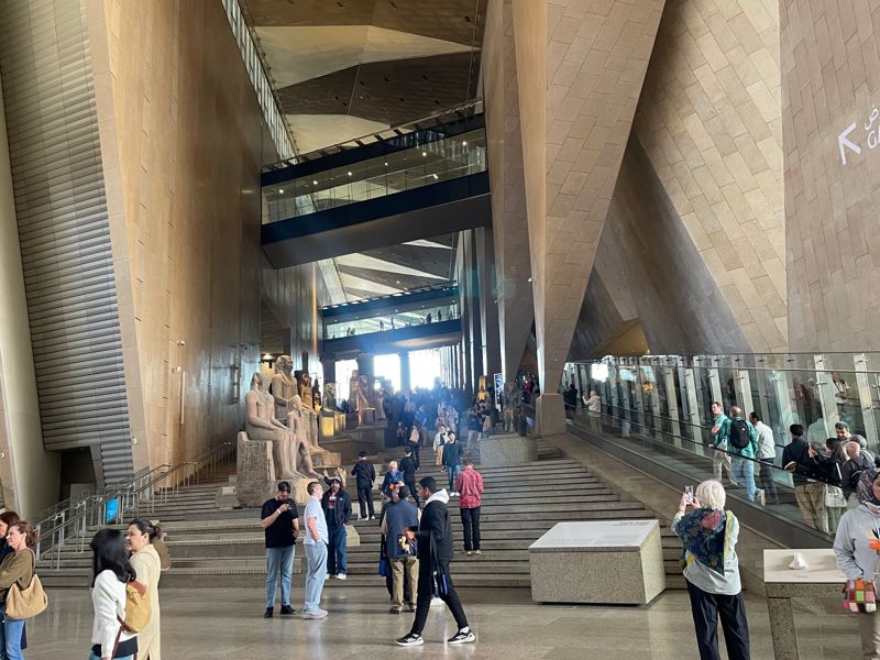 지난해 11월 정식 개관한 이집트대박물관의 핵심 동선은 계단형의 그랜드 스테어케이스다. /사진=서윤경 기자