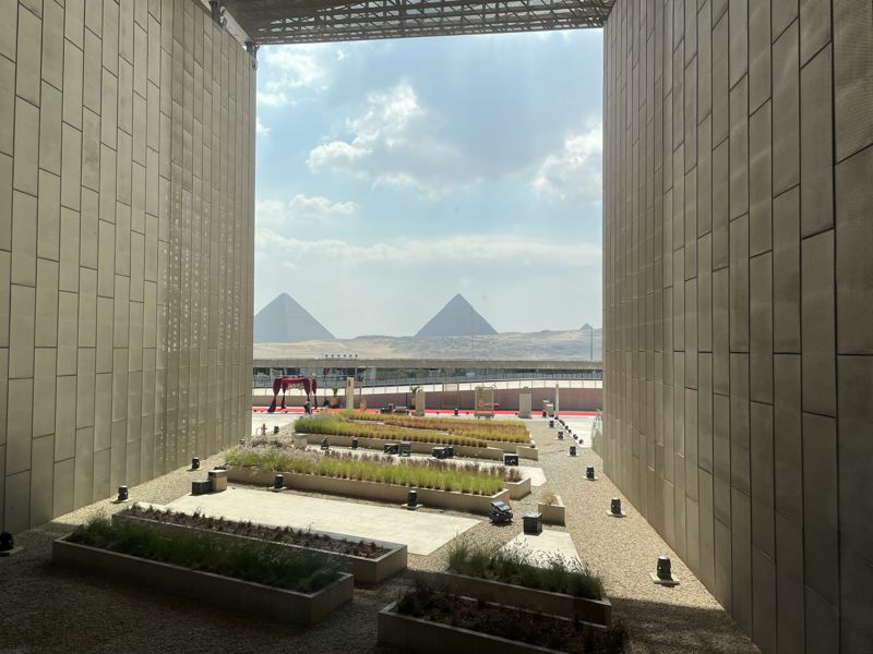 이집트대박물관 최상층에 다다르면 유리창 너머로 기자 피라미드 지구의 3대 피라미드가 보인다./사진=서윤경 기자