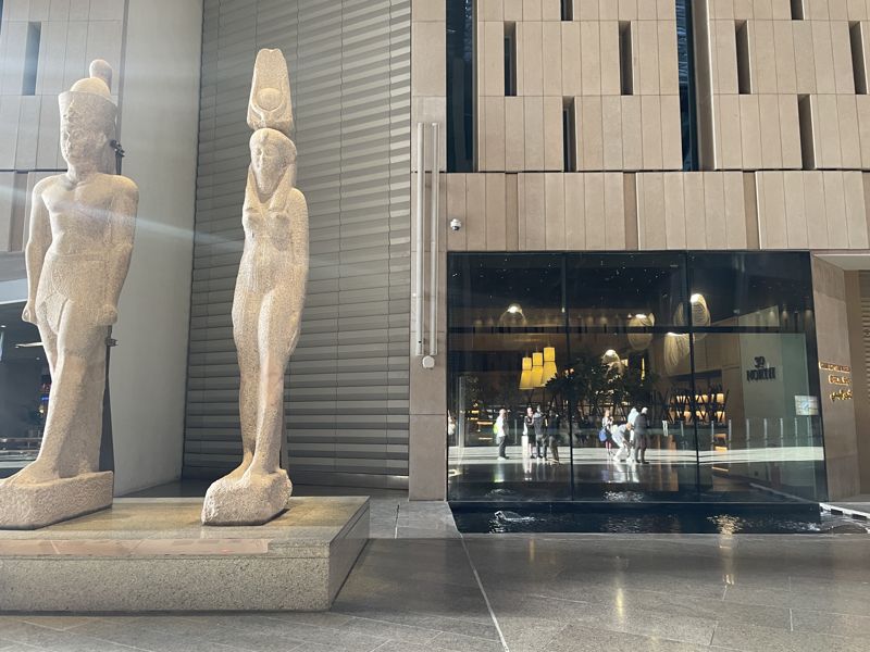 지난해 11월 정식 개관한 이집트대박물관의 그랜드 홀에 자리한 이집트 커피 브랜드 30노스 매장. /사진=서윤경 기자