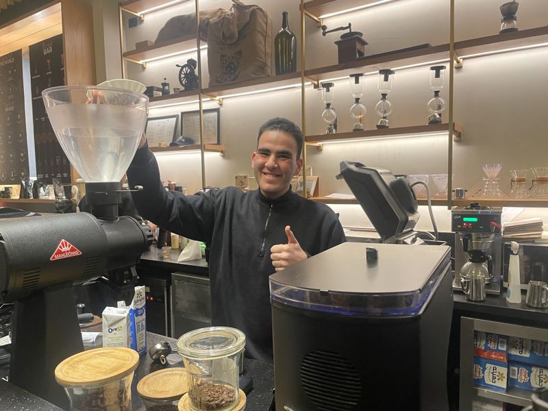 이집트의 스페셜티 커피 브랜드인 30노스의 창립자이자 최고경영자(CEO)인 암르 엘-카진다르가 대표 원두로 에스프레소를 추출하고 있다. /사진=서윤경 기자