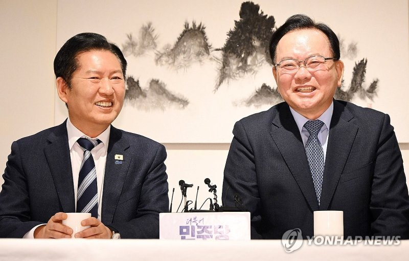 회동하는 정청래 대표와 김부겸 전 국무총리 (출처=연합뉴스)