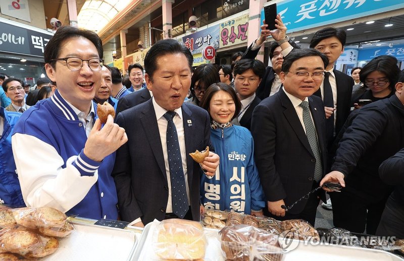 찹쌀도넛 먹는 정청래 대표·김경수 후보 (출처=연합뉴스)