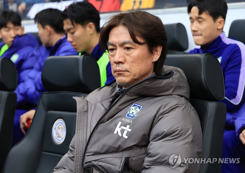 경기 시작 기다리는 홍명보 감독 (출처=연합뉴스)