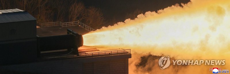 김정은, 새 고체엔진시험 참관 (출처=연합뉴스)