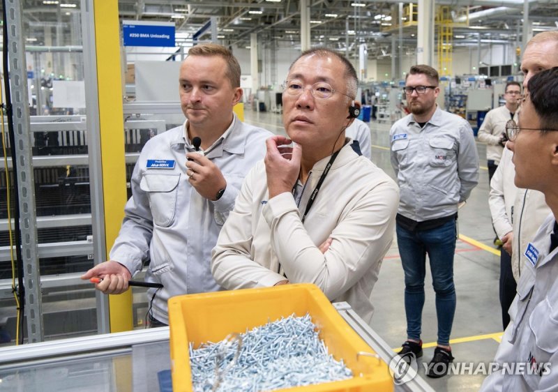 체코 공장 둘러보는 정의선 현대차그룹 회장 (출처=연합뉴스)