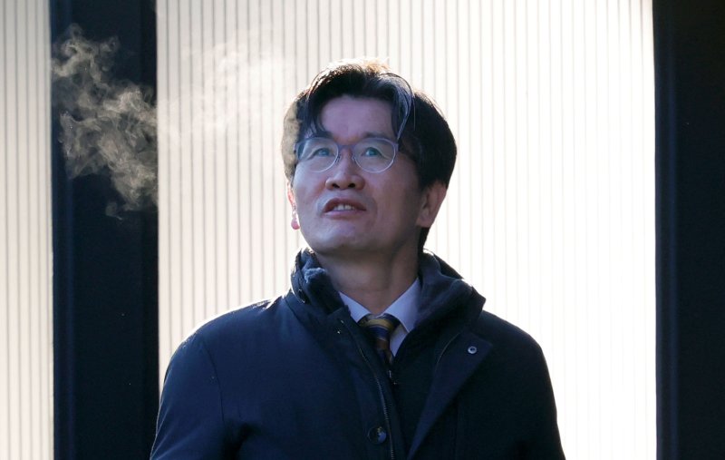 [과천=뉴시스] 홍효식 기자 = ﻿서울중앙지법 형사33부(부장판사 이진관)는 내달 2일 직권남용권리행사방해 및 직무유기 등 혐의로 기소된 오동운 고위공직자범죄수사처 처장과 이재승 차장검사, 김선규·송창진·박석일 전 부장검사 등 5명에 대한 첫 공판을 연다. 사진은 오 처장이 지난 1월 22일 오전 경기 과천시 정부과천청사 공수처로 출근하는 모습. 2026.03.29. yesphoto@newsis.com