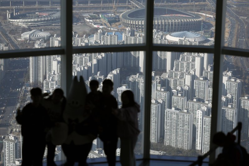 이재명 대통령이 "부동산 정상화는 5000피(코스피 5000), 계곡 정비보다 훨씬 쉽고 더 중요한 일＂이라며 ＂이번이 마지막 기회였음을 곧 알게 될 것＂이라고 밝힌 다음 날인 1일 서울시 송파구 올림픽로 롯데 월드 타워 서울스카이 전망대에서 아파트 등 주택 단지가 보이고 있다. 2026.2.1 ⓒ 뉴스1 박정호 기자