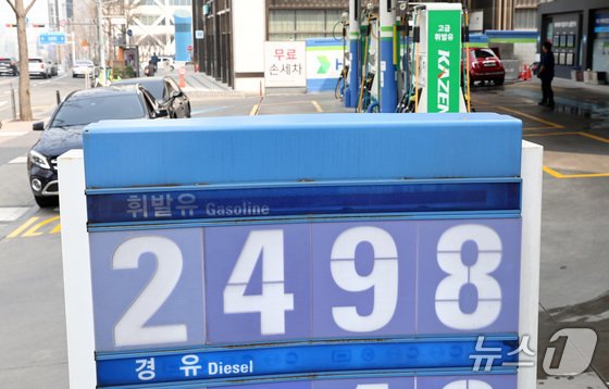 서울의 한 주유소에 휘발유 가격이 적혀 있다./2026. 3. 27 뉴스1 최지환 기자