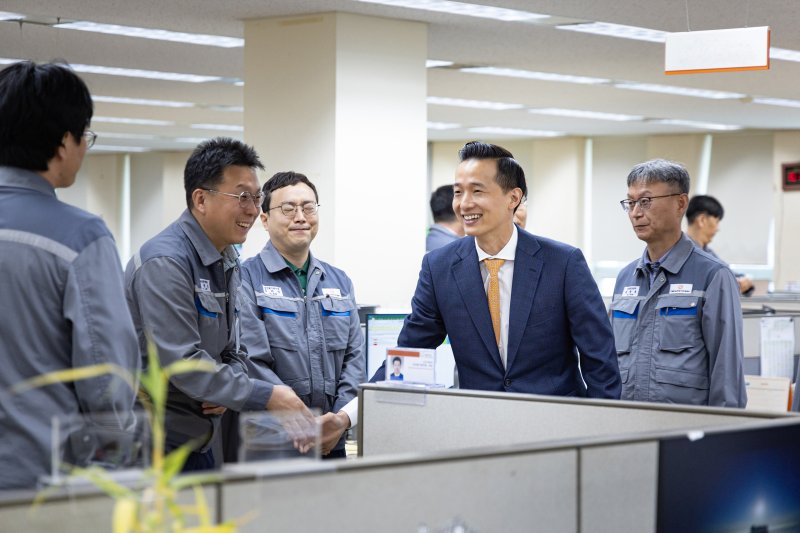 김동관 한화그룹 부회장이 7일 한화오션 거제 사업장에 방문해 임직원과 인사를 나누고 있다.(한화그룹 제공) 2023.6.7 ⓒ 뉴스1