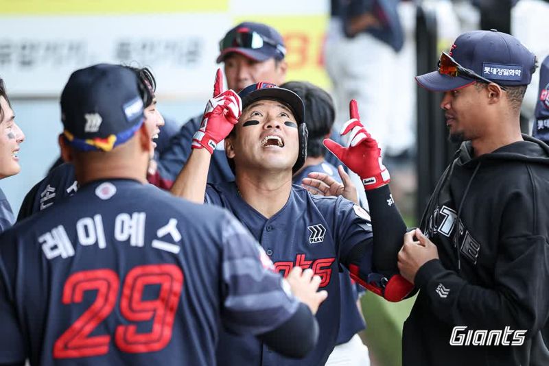 "롯데가 약체라고요? 시범경기 1위 의미있어요" 전준우의 작심 발언, 개막전 3홈런 완승으로 증명했다