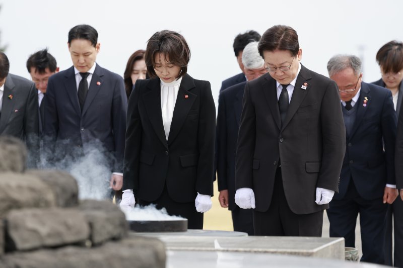 이재명 대통령과 김혜경 여사가 29일 제주 4·3 평화공원에서 분향 후 묵념하고 있다. 청와대통신사진기자단