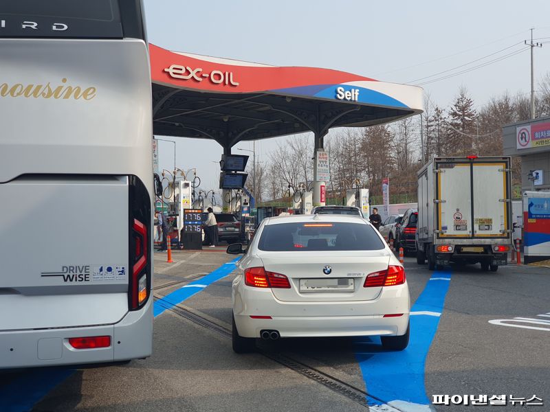 지난 27일 오후 서울 서초구 만남의광장 주유소에 차량 대기 줄이 형성되고 있다. 사진=최승한 기자