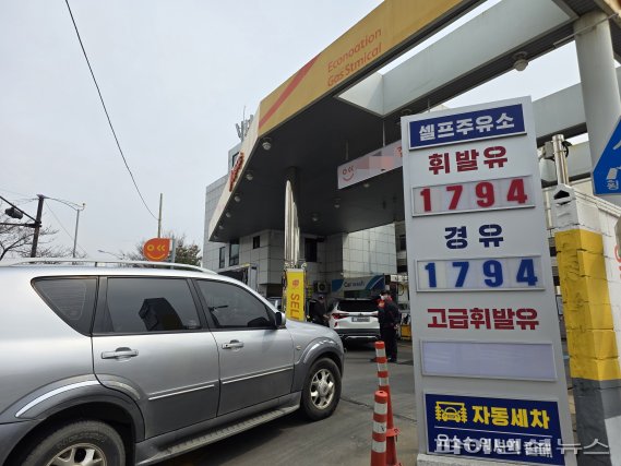 29일 오후 경기 고양 한 주유소에서 리터당 휘발유·경유 가격을 1700원대로 유지하자 차량들이 몰려들고 있다. 사진=박성현 기자