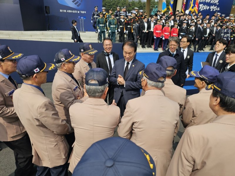 권오을 국가보훈부 장관(가운데)이 참전유공자들에게 안부 인사를 전하고 있다. 국가보훈처 경기북부보훈지청 제공