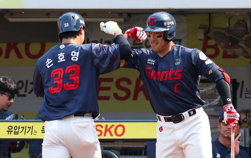 지난 29일 대구 수성구 삼성라이온즈파크에서 열린 2026 신한 SOL KBO리그 롯데 자이언츠와 삼성 라이온즈 경기, 4회초 1사 주자 없는 상황에서 롯데 손호영이 솔로 홈런을 친 뒤 더그아웃에 들어서며 전준우와 하이파이브를 하고 있다. 뉴시스