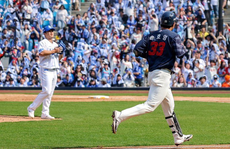 "작년 홈런 꼴찌 롯데 맞아?" 우승 후보 삼성 안방서 '대포 7방' 융단폭격… 사자 집어 삼킨 거인의 비상