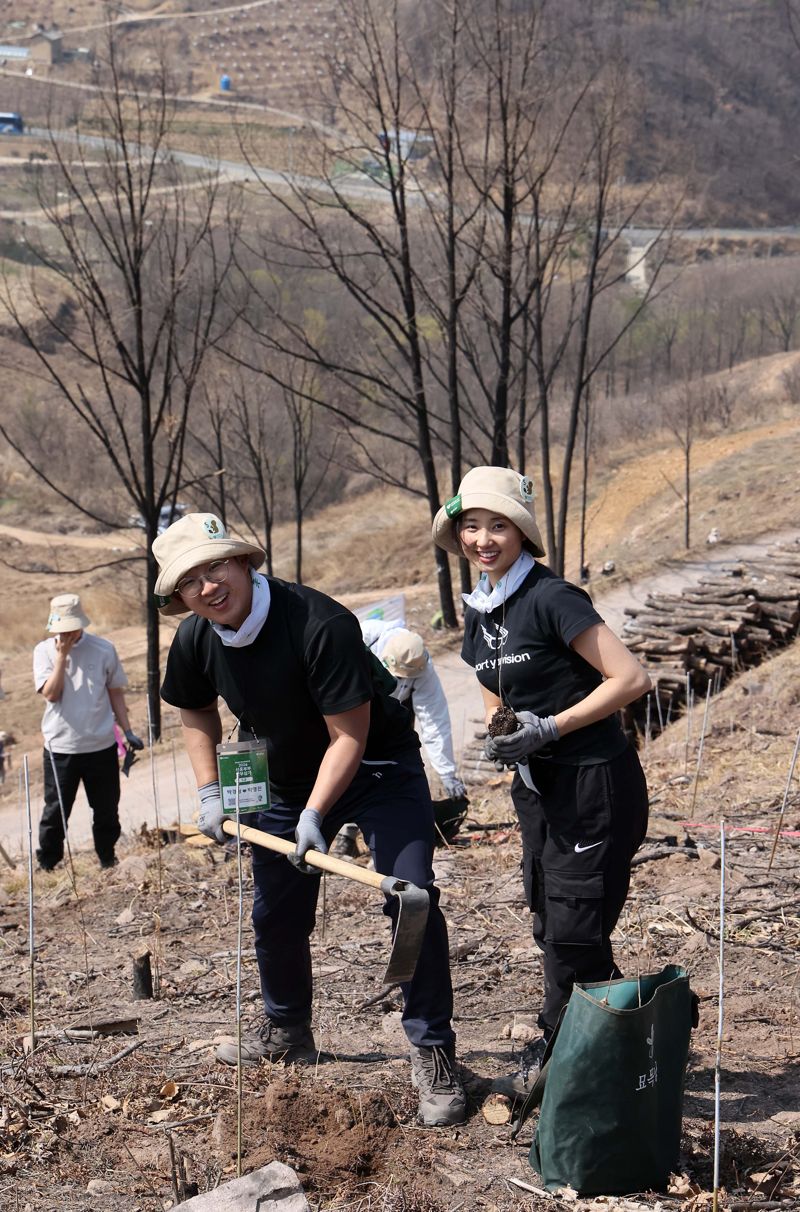 유한킴벌리, ‘우리강산 푸르게 푸르게 2026 신혼부부 나무심기’ 개최 유한킴벌리는 2026년 3월 28일 경북 안동 산불피해지에서 ‘우리강산 푸르게 푸르게 2026 신혼부부 나무심기’를 진행하고 있다. 신혼부부 나무심기는 ‘우리강산 푸르게 푸르게’를 대표하는 시민참여 프로그램으로, 1985년 시작되어 올해로 42년차를 맞는다. 새로운 첫발을 내딛는 예비부부, 신혼부부가 직접 나무를 심으며 미래세대를 위한 건강한 숲을 만드는 데 기여한다는 취지로 매년 개최해 오고 있다. 사진=유한킴벌리 제공