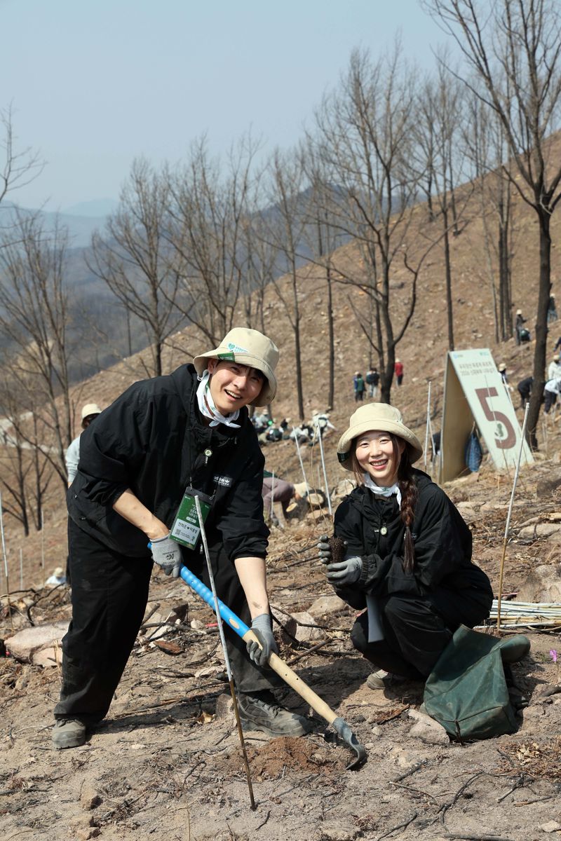 유한킴벌리, ‘우리강산 푸르게 푸르게 2026 신혼부부 나무심기’ 개최 유한킴벌리는 2026년 3월 28일 경북 안동 산불피해지에서 ‘우리강산 푸르게 푸르게 2026 신혼부부 나무심기’를 진행하고 있다. 신혼부부 나무심기는 ‘우리강산 푸르게 푸르게’를 대표하는 시민참여 프로그램으로, 1985년 시작되어 올해로 42년차를 맞는다. 새로운 첫발을 내딛는 예비부부, 신혼부부가 직접 나무를 심으며 미래세대를 위한 건강한 숲을 만드는 데 기여한다는 취지로 매년 개최해 오고 있다. 사진=유한킴벌리 제공
