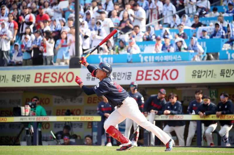 홈 개막전 패배의 아쉬움… 사직을 위로한 '타율 0.421' 노진혁의 절박한 투혼