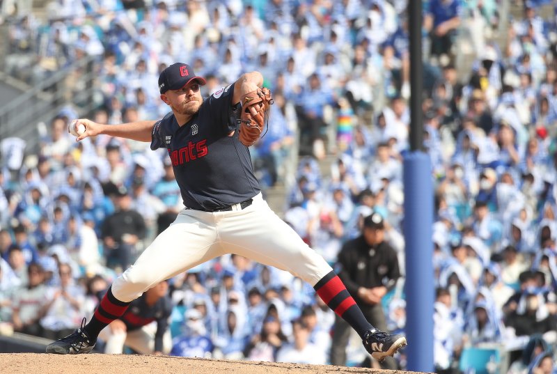 지난 29일 오후 대구 삼성라이온즈파크에서 열린 프로야구 '2026 신한 SOL KBO리그' 롯데 자이언츠와 삼성 라이온즈의 경기, 롯데 선발 비슬리가 역투하고 있다. 뉴스1