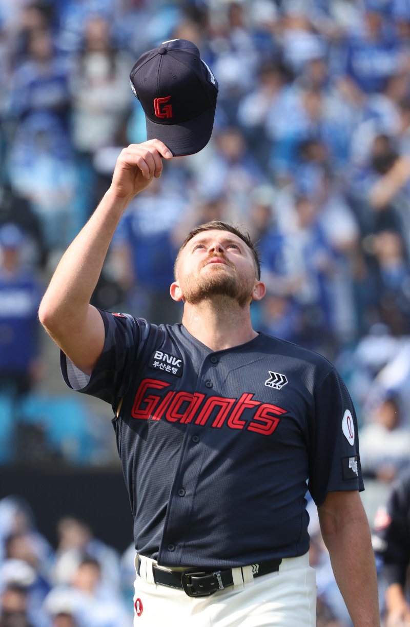 29일 대구 삼성라이온즈파크에서 열린 2026 신한 SOL뱅크 KBO리그 롯데 자이언츠와 삼성 라이온즈 경기. 5회까지 투구를 마친 롯데 선발투수 비슬리가 마운드를 내려오고 있다.연합뉴스