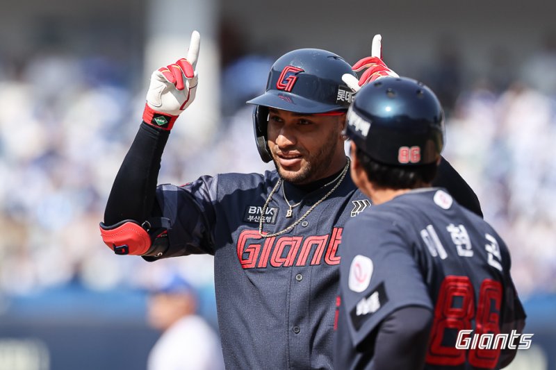 "작년 홈런 꼴찌 롯데 맞아?" 우승 후보 삼성 안방서 '대포 7방' 융단폭격… 사자 집어 삼킨 거인의 비상