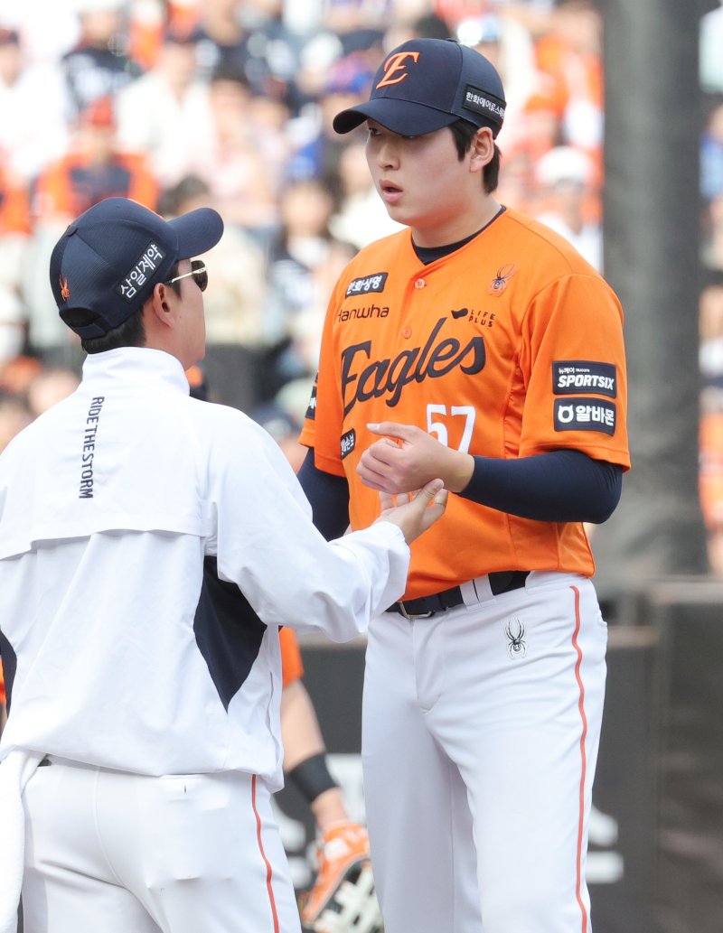 키움 히어로즈와 한화 이글스의 경기에서 한화 조동욱이 손에 타구를 맞으며 마운드를 내려가고 있다.뉴스1