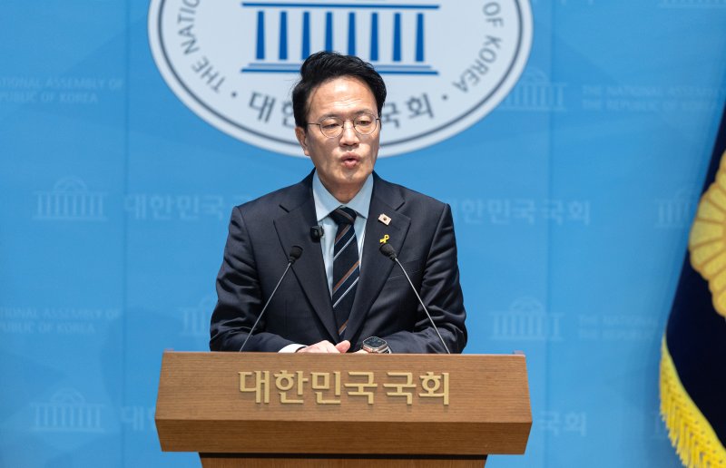 박주민 더불어민주당 서울시장 경선후보가 22일 서울 여의도 국회 소통관에서 경선 후보들에 대한 철저한 검증을 촉구하는 기자회견을 하고 있다. 2026.3.22 ⓒ 뉴스1 이승배 기자