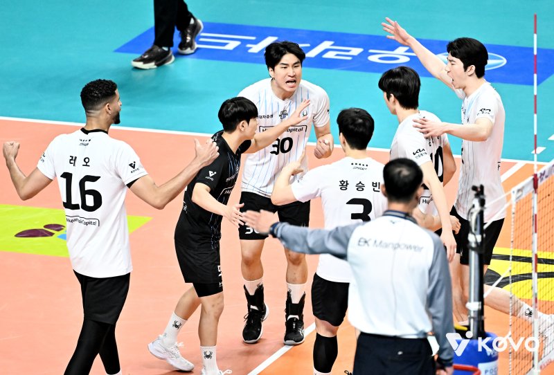 소설도 이렇게 쓰면 욕먹는다… 2연속 ‘리버스 스윕’ 사상 초유의 대업, 현캐가 증명한 ‘왕의 귀환’