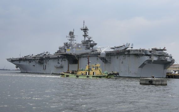 미 해군 강습상륙함 USS 트리폴리, 사실상 항공모함급이 이 대형 플랫폼은 미 해군(Navy) 승조원 약 1200명과 미 해병대(Marines) 병력 약 1800명을 합쳐 총 3000여 명의 정예 전력을 배치한 것으로 추정된다. AP·뉴시스