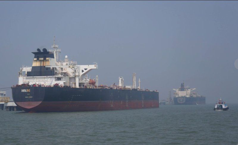 사우디아라비아에서 원유를 싣고 호르무즈 해협을 통과한 라이베리아 국적의 유조선 선룽 수에즈 막스호가 지난 3월 12일 인도 뭄바이항에 입항하고 있는 모습이 포착됐다. AP·뉴시스