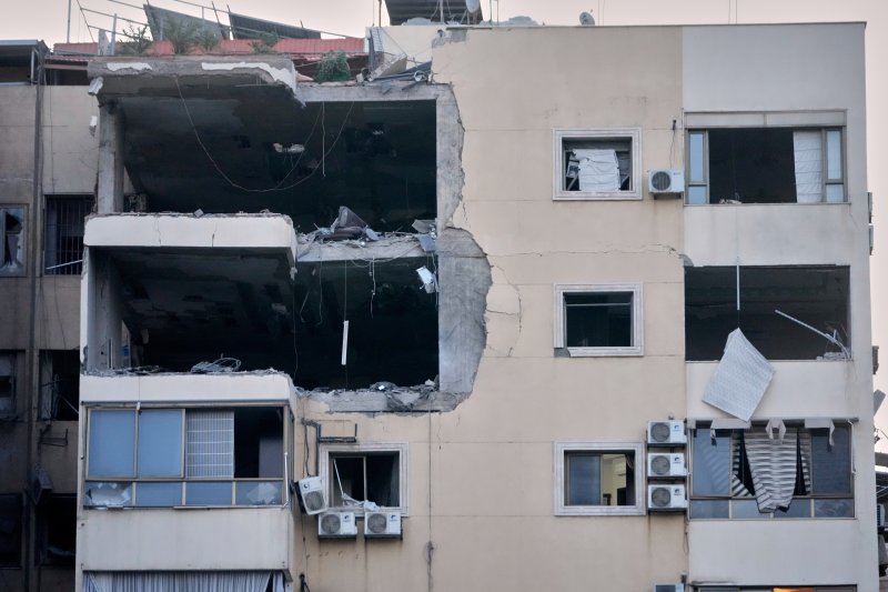 [다히예=AP/뉴시스] 지난 2일(현지 시간) 레바논 베이루트 남부 다히예의 한 아파트 건물이 이스라엘의 공습으로 파괴돼 있다. 한편 IDF은 이날 소셜미디어(SNS) 엑스(X·구 트위터)를 통해 최근 레바논 남부에서 진행한 지상 작전으로 헤즈볼라 요원 여러 명이 사살됐다고 밝혔다. 2026.03.30.