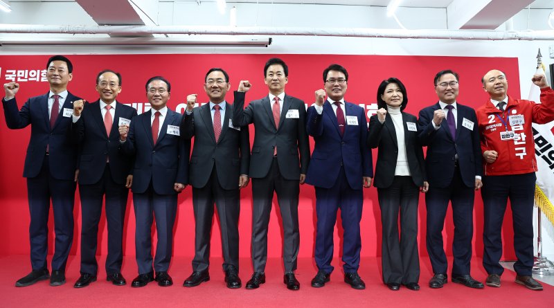 국민의힘 대구시장 예비후보들이 지난 10일 오전 서울 여의도 국민의힘 중앙당사에서 열린 지방선거 광역단체장 및 중앙당 관할 기초단체자 후보자 면접에서 기념촬영하고 있다. 왼쪽부터 최은석 의원, 추경호 의원, 윤재옥 의원, 주호영 의원, 유영하 의원, 이재만 전 대구 동구청장, 이진숙 전 방송통신위원장, 홍석준 전 의원, 김한구 전 현대차 노조 대의원. 뉴시스