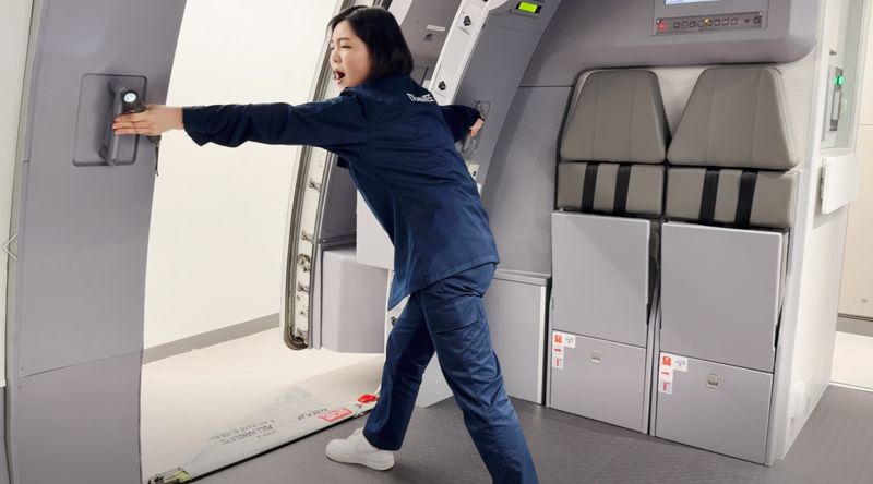 지난 27일 경기도 부천시 유한대학교 캠퍼스 내 파라타항공 항공훈련센터에서 객실 승무원 교관이 항공기 추락을 가정한 훈련을 하고 있다. 사진=강구귀 기자