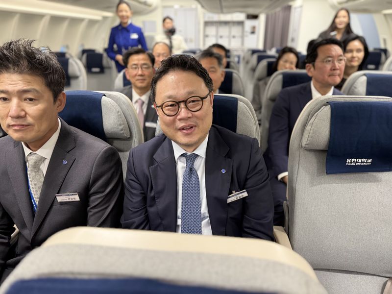 지난 27일 경기도 부천시 유한대학교 캠퍼스 내 파라타항공 항공훈련센터에서 윤철민 파라타항공 대표(정면 오른쪽)가 기내 훈련장에 있다. 사진=강구귀 기자