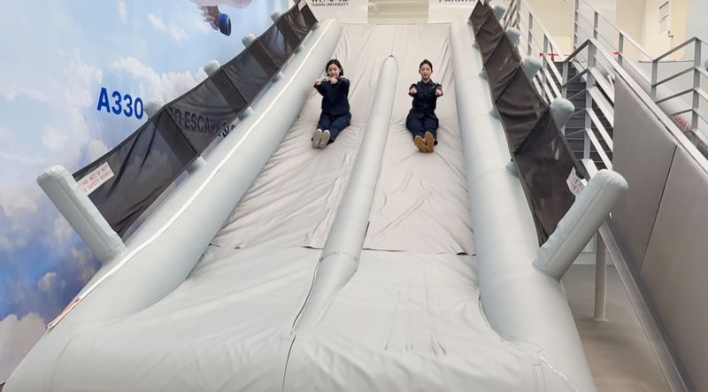 지난 27일 경기도 부천시 유한대학교 캠퍼스 내 파라타항공 항공훈련센터에서 객실 승무원 교관이 항공기 추락 후 슬라이드를 통한 탈출 훈련을 하고 있다. 사진=강구귀 기자