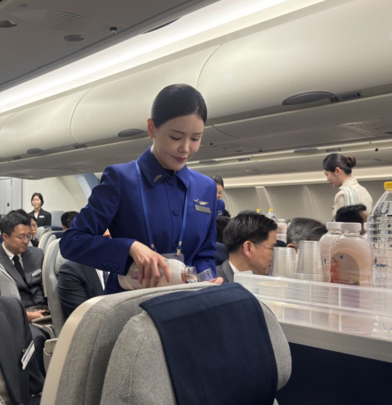 지난 27일 경기도 부천시 유한대학교 캠퍼스 내 파라타항공 항공훈련센터에서 객실 승무원이 파라타항공의 시그니처음료인 '피치온보드'를 제공하는 객실 서비스 시연을 하고 있다. 사진=강구귀 기자