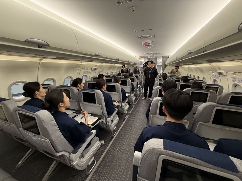 지난 27일 경기도 부천시 유한대학교 캠퍼스 내 파라타항공 항공훈련센터에서 훈련 교관이 유한대 학생들을 대상으로 수업을 하고 있다. 사진=강구귀 기자