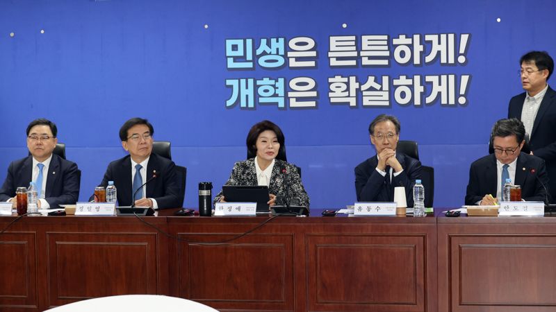 더불어민주당 중동전쟁 경제대응 특별위원회가 30일 국회에서 열려 한정애 정책위의장이 발언하고 있다. 기존 중동전쟁 경제대응TF가 중동전쟁 경제대응 특위로 격상되었다. 사진=서동일 기자