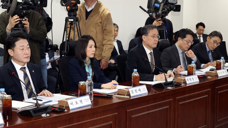 더불어민주당 중동전쟁 경제대응 특별위원회가 30일 국회에서 열려 정부 부처 차관들이 한정애 정책위의장의 발언을 듣고 있다. 기존 중동전쟁 경제대응TF가 중동전쟁 경제대응 특위로 격상되었다. 사진=서동일 기자