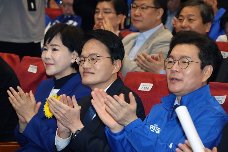 더불어민주당 서울시장 경선 예비후보인 전현희(왼쪽부터), 박주민, 정원오 후보가 30일 국회에서 열린 최고위원회의에 참석해 있다. 사진=서동일 기자