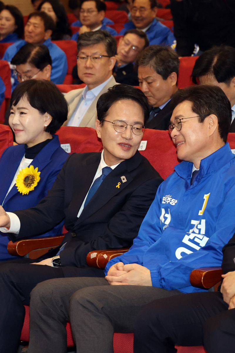 더불어민주당 서울시장 경선 예비후보인 전현희(왼쪽부터), 박주민, 정원오 후보가 30일 국회에서 열린 최고위원회의에 참석해 있다. 사진=서동일 기자