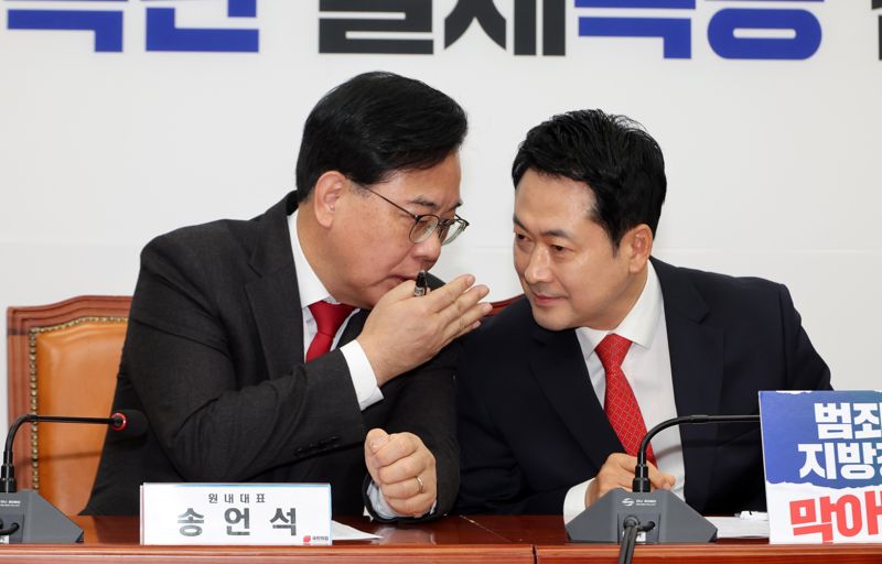 장동혁 국민의힘 대표와 송언석 원내대표가 30일 여의도 국회에서 열린 최고위원회의에서 대화를 하고 있다. 사진=박범준 기자