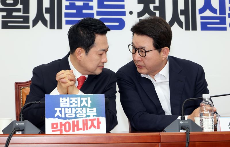 장동혁 국민의힘 대표와 신동욱 수석최고위원이 30일 여의도 국회에서 열린 최고위원회의에서 대화를 하고 있다. 사진=박범준 기자