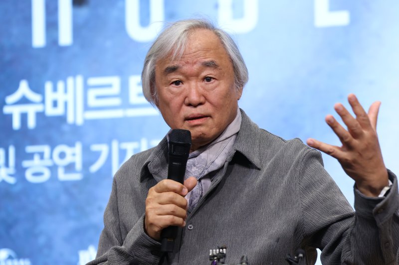 30일 서울 영등포구 신영체임버홀에서 피아니스트 백건우 데뷔 70주년 기자간담회에서 질문에 답변하고 있다. 연합뉴스