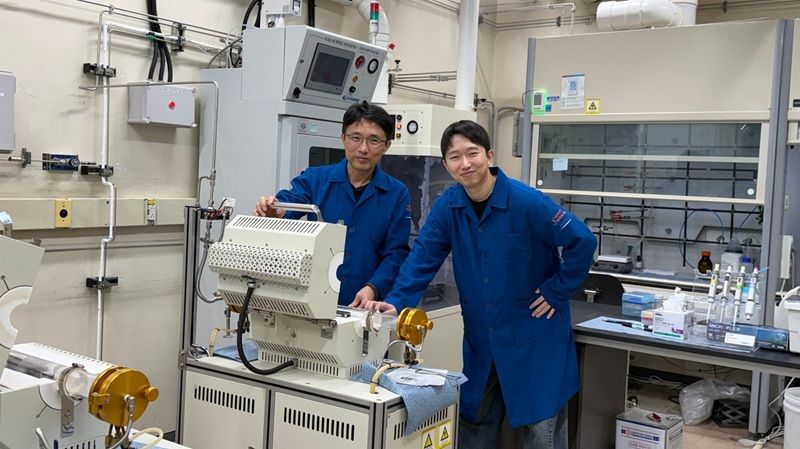 KAIST는 화학과 한상우 교수 연구팀의 한상우 교수(왼쪽)와 백진욱 연구원. KAIST 제공