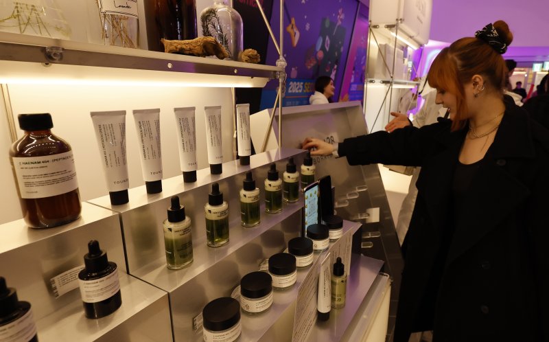 [서울=뉴시스] 김혜진 기자 = 서울 중구 동대문디자인플라자(DDP)에서 열린 2025 서울콘 K뷰티부스트를 찾은 관람객들이 부스를 둘러보고 있다. 2025.12.29. jini@newsis.com