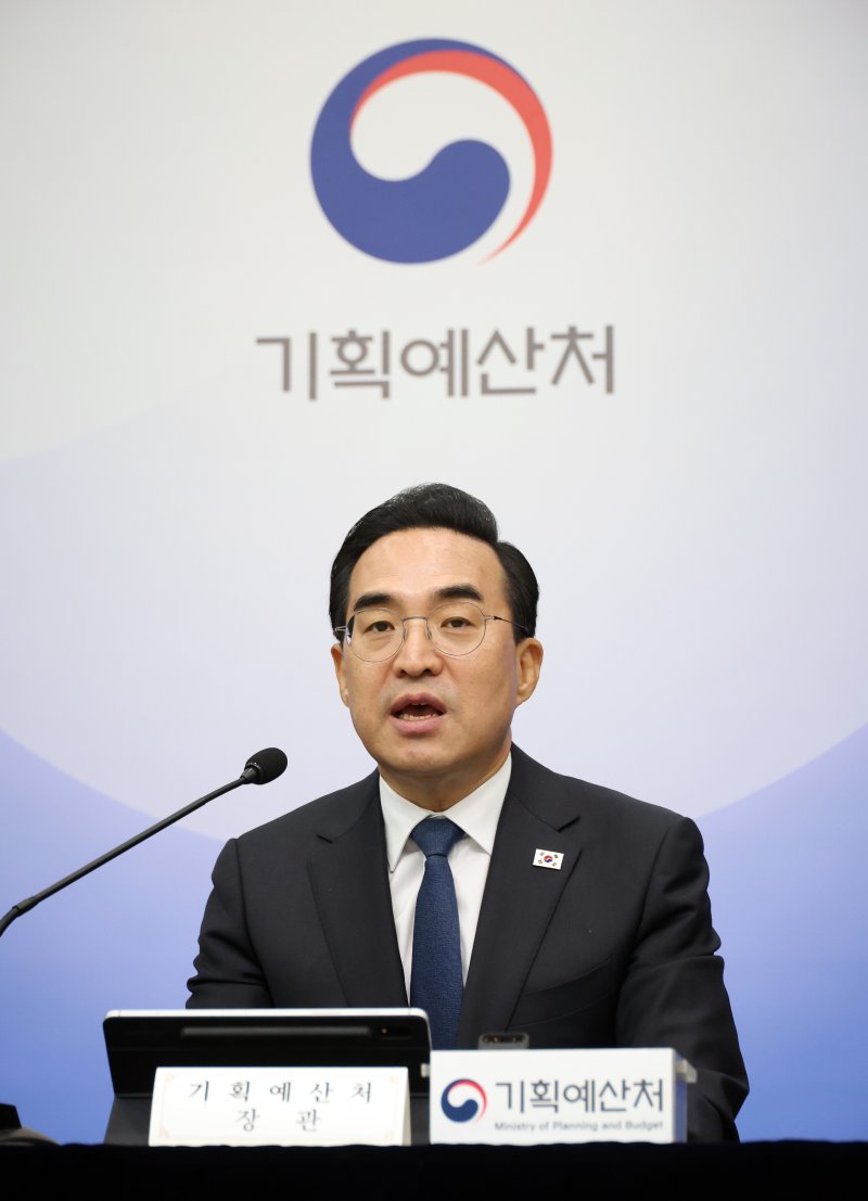 [세종=뉴시스] 강종민 기자 = 박홍근 기획예산처 장관이 지난 27일 세종시 정부세종청사에서 2026년도 추가경정예산안 주요내용을 설명하고 있다. 2026.03.31. ppkjm@newsis.com